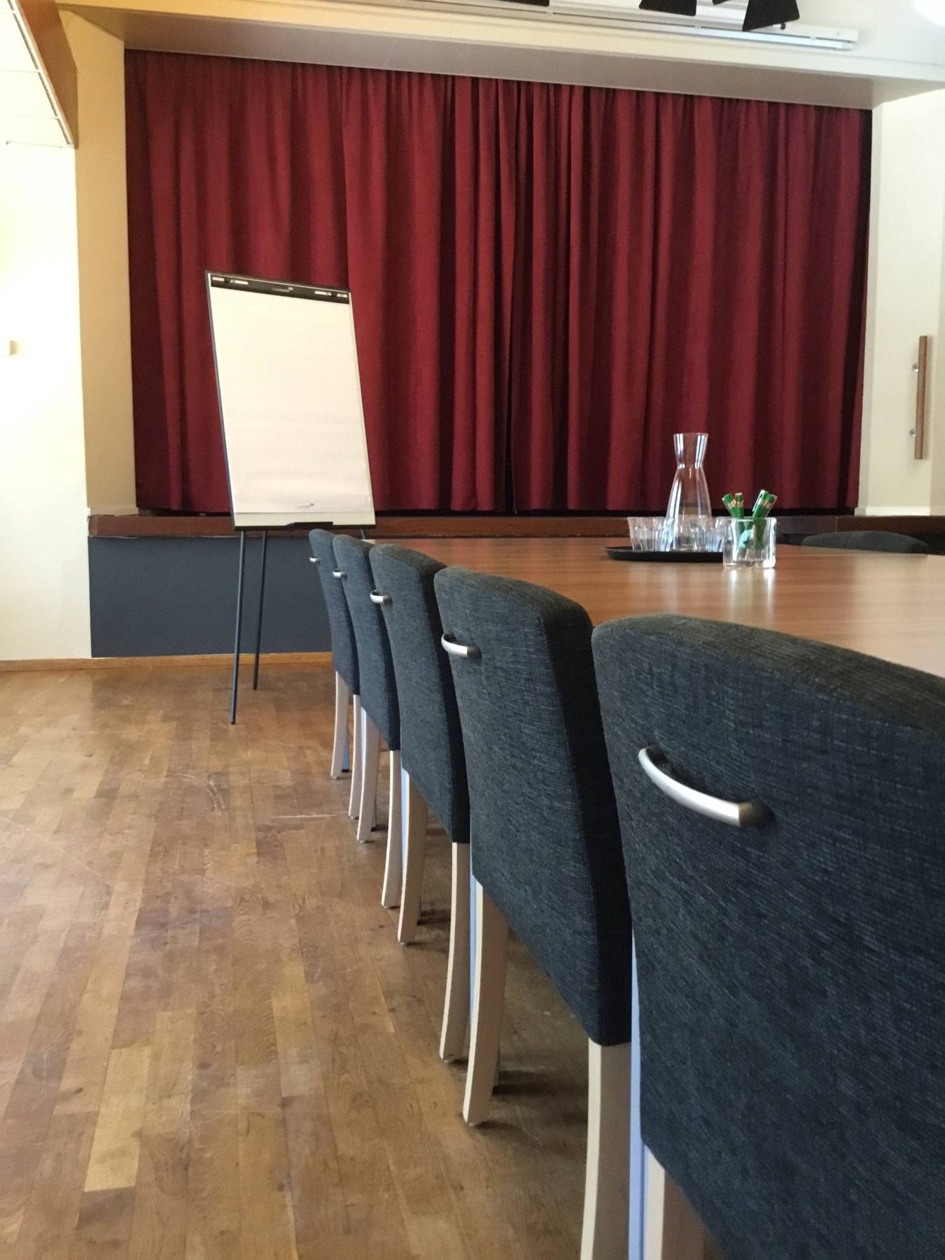 De zaal, klaar voor een vergadering