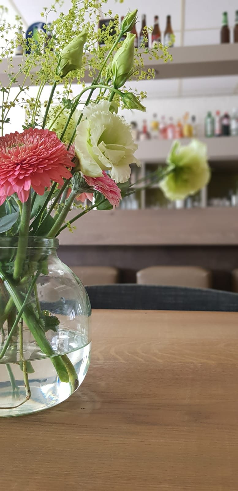 Verse bloemen op tafel